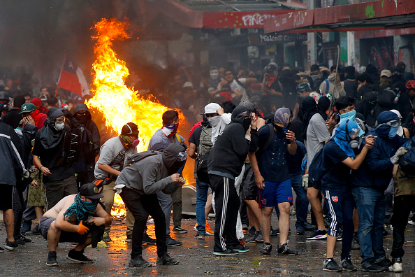 Des manifestants se sont affrontés avec la police anti-émeute lors d'une manifestation contre le gouvernement du président chilien, Sebastian Pinera, à Santiago, le 8 novembre 2019.(Photo : JAVIER TORRES/AFP via Getty Images)
