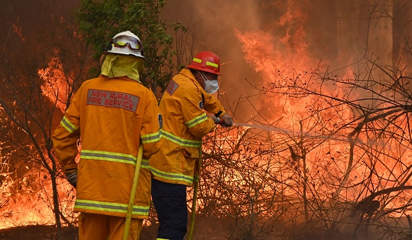 - Les feux de brousse catastrophiques dans l'est de l'Australie ont tué au moins trois personnes et forcé des milliers d'autres à quitter leur foyer. Les pompiers luttent pour atteindre des communautés difficiles à atteindre. (Photo : PETER PARKS/AFP via Getty Images)