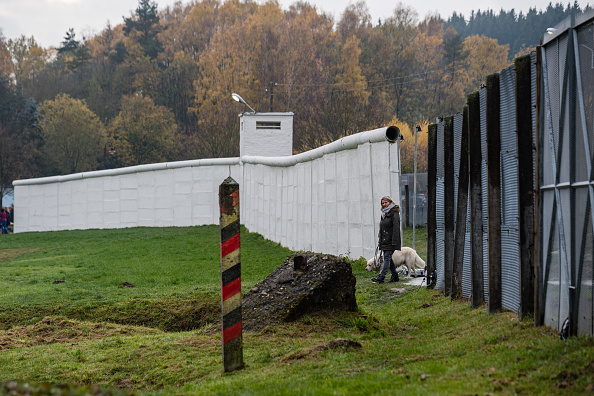Le mur des gardes-frontières de l'ex-RDA à un ancien poste-frontière entre l'Allemagne de l'Est et de l'Ouest lors des célébrations marquant le 30e anniversaire de la chute du mur de Berlin le 9 novembre 2019 à Moedlareuth en Allemagne. Les autorités communistes d’Allemagne de l’Est ont établi une zone de sécurité le long de la frontière avec l’Allemagne de l’Ouest à partir de 1954 dans le but principal d’empêcher les personnes de fuir de l’Allemagne de l’Est vers l’Allemagne de l’Ouest. (Photo : Jens Schlueter/Getty Images)