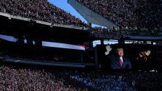 Donald Trump acclamé lors d’un match de football américain en Alabama