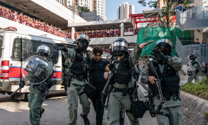 HONG KONG, CHINE - 
Un manifestant est arrêté par la police anti-émeute lors d'une manifestation à Hong Kong le 10 novembre 2019. (Anthony Kwan / Getty Images)