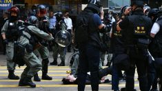 [Vidéo] Hong Kong: un manifestant blessé par balle en pleine rue, un homme transformé en torche humaine