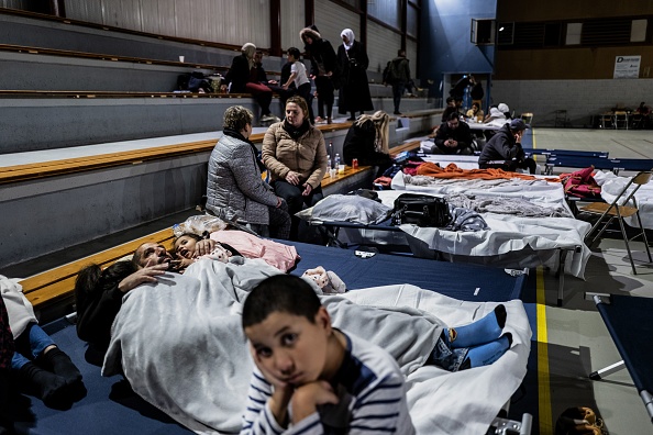 Les gens se préparent à dormir dans un gymnase du Teil, dans le sud-est de la France, le 11 novembre 2019, après qu'un séisme d'une magnitude de 5,4 a frappé la région. (Photo : JEFF PACHOUD / AFP) 