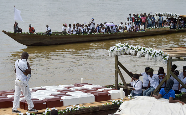 -Des urnes avec les restes des victimes du massacre de Bojaya, l'attaque la plus meurtrière contre des civils dans le conflit armé colombien, une cérémonie au cours de laquelle les dépouilles mortelles ont été remise à leurs proches en novembre 11, 2019. Photo de Raul ARBOLEDA / AFP via Getty Images.