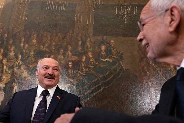 -Le 12 novembre 2019, le président autrichien Alexander Van der Bellen (à droite) rencontre le président de Biélorussie, Alexandre Loukachenko, au palais Hofburg à Vienne, en Autriche. Photo de JOE KLAMAR / AFP via Getty Images.