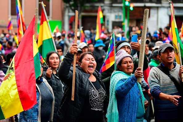 -Les partisans de l'ancien président bolivien Evo Morales manifestent bloquent les routes, la ville n’a plus d’approvisionnement en nourriture. Photo de RONALDO SCHEMIDT / AFP via Getty Images.