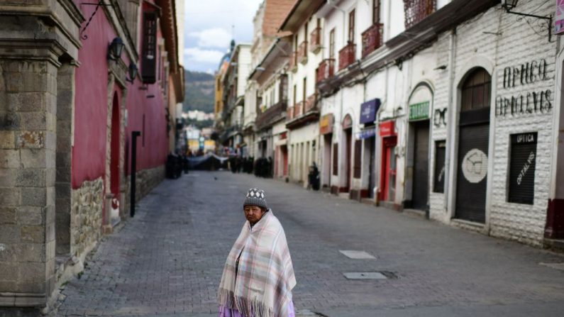Le 12 novembre 2019, une femme marche dans une rue de La Paz, en Bolivie, où l'ancien président Evo Morales, son vice-président et d'autres hauts fonctionnaires ont démissionné. (RONALDO SCHEMIDT/AFP/Getty Images)