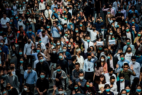 Des employés de bureau et des manifestants en faveur de la démocratie se rassemblent lors d'une manifestation organisée au centre de Hong Kong le 15 novembre 2019. (Photo : ISAAC LAWRENCE/AFP via Getty Images)
