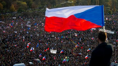 250.000 manifestants à Prague contre le Premier ministre, 30 ans après la Révolution de velours