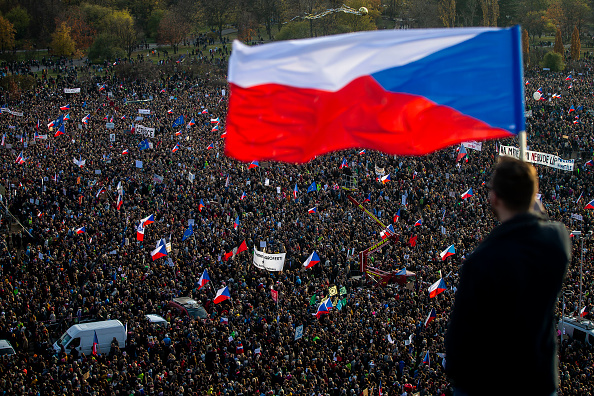 Une manifestation antigouvernementale dans la plaine de Letna le 16 novembre 2019 à Prague, en République tchèque.(Photo : Gabriel Kuchta/Getty Images)