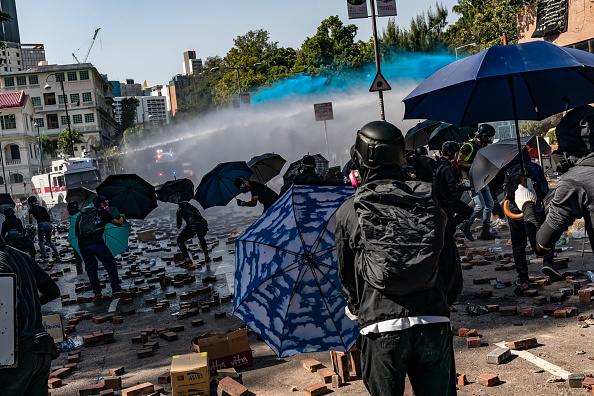 Des canons à eau sont tirés des véhicules de police sur les manifestants à l'Université polytechnique de Hong Kong le 16 novembre 2019 à Hong Kong.  (Photo : Anthony Kwan/Getty Images)