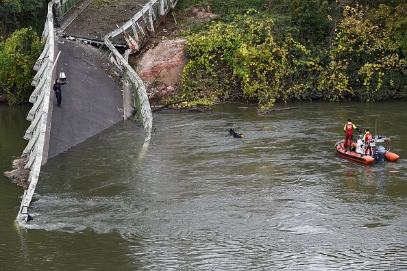 Les sauveteurs plongent dans le Tarn près du pont suspendu qui s'est effondré le 18 novembre 2019 à Mirepoix-sur-Tarn, près de Toulouse.  (Photo : ERIC CABANIS/AFP via Getty Images)