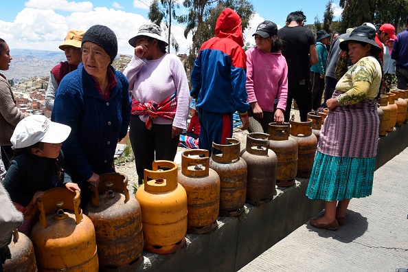 Les habitants font la queue pour remplacer les bidons de propane vides dans le quartier de Llojeta à La Paz, en Bolivie, le 19 novembre 2019. (Photo : AIZAR RALDES/AFP via Getty Images)