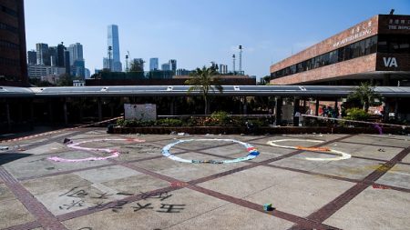 « SOS »: des dizaines d’irréductibles toujours retranchés sur un campus hongkongais