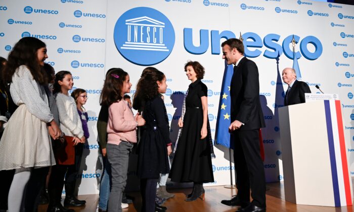 La Directrice générale de l'UNESCO, Audrey Azoulay (3e R), le président français Emmanuel Macron (2e R) et le Médiateur français Jacques Toubon (R) accueillent les enfants à l'occasion du trentième anniversaire de la Convention relative aux droits de l'enfant à l'UNESCO à Paris. 20, 2019. (Photo par Eric Feferberg / POOL / AFP)