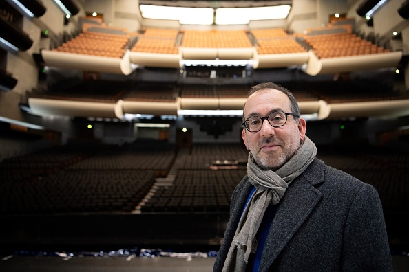 -Barrie Kosky, metteur en scène de théâtre et d'opéra australien, pose sur la scène de l'opéra russe "Prince Igor" à l'Opéra de Bastille, le 19 novembre 2019, à Paris. Photo par Éric Feferberg / AFP via Getty Images.