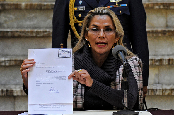 
217/5000
La présidente bolivienne par intérim, Jeanine Anez, montre un document alors qu'elle présente un projet de loi sur le régime électoral de transition pour les élections générales de 2020 au palais présidentiel Quemado de La Paz le 20 novembre 2019. (Photo : JORGE BERNAL/AFP via Getty Images)