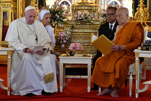 -Le 21 novembre 2019, le pape François est assis près du patriarche suprême du bouddhisme de Thaïlande au monastère du Wat Ratchabophit à Bangkok. Photo de VINCENZO PINTO / AFP via Getty Images.