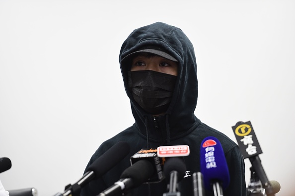 -Chow Pak-kwan, un manifestant âgé de 21 ans qui a été abattu par la police à bout portant le 11 novembre lors d'une récente manifestation, s'est adressé aux médias à Hong Kong le 23 novembre 2019. Il a demandé le 23 novembre que les électeurs devaient sortir en force pour voter lors des élections de district du week-end afin de "gagner davantage de démocratie". Photo de YE AUNG THU / AFP via Getty Images.