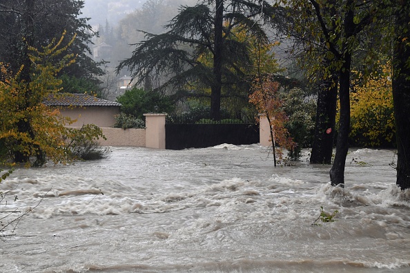 La rivière du Loup transformée en torrent inondant ses environs à Pont du Loup, dans le sud-est de la France. (Photo : YANN COATSALIOU / AFP) 