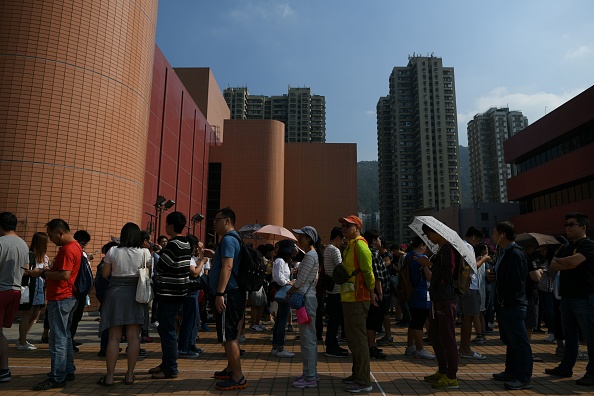 -Les gens font la queue pour voter lors des élections du conseil de district dans le district de Tuen Mun à Hong Kong le 24 novembre 2019. Photo de PHILIP FONG / AFP via Getty Images.