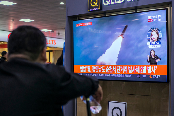 Les gens regardent une émission de télévision rapportant le lancement du missile nord-coréen à la gare de Séoul le 31 octobre 2019 à Séoul, en Corée du Sud. (Photo : Woohae Cho/Getty Images)