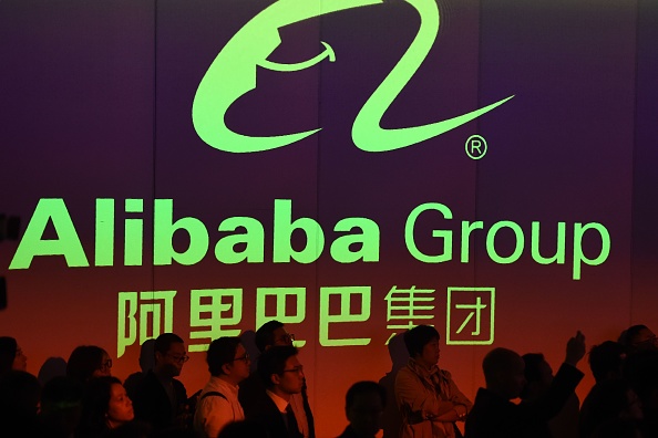 -La vente au détail en ligne Alibaba a grimpé de près de 8% lors de ses débuts à Hong Kong, après avoir levé au moins 11 milliards d’USD dans la plus grande introduction en bourse de la ville depuis près d’une décennie. Photo de YE AUNG THU / AFP via Getty Images.
