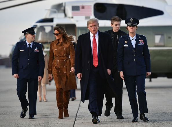 -Le président américain Donald Trump et la première dame Melania Trump et leur fils Barron sur la base aérienne Andrews dans le Maryland le 26 novembre 2019. Trump se rend en Floride pour un rassemblement et pour passer les vacances de Thanksgiving. Photo de MANDEL NGAN / AFP via Getty Images.