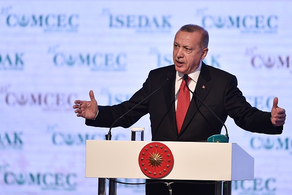 -Le président turc Recep Tayyip Erdogan prononce un discours à l'occasion de la cérémonie d'ouverture de la 35e session ministérielle du Comité permanent pour la coopération économique et commerciale de l'Organisation de la coopération islamique le 27 novembre 2019 à Istanbul. Photo par OZAN KOSE / AFP via Getty Images.