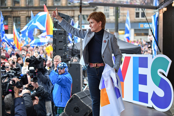 Le Premier ministre écossais Nicola Sturgeon s'adresse aux partisans de l'indépendance réunis lors d'un rassemblement à George Square le 2 novembre 2019 à Glasgow, en Écosse. (Photo : Jeff J Mitchell/Getty Images)