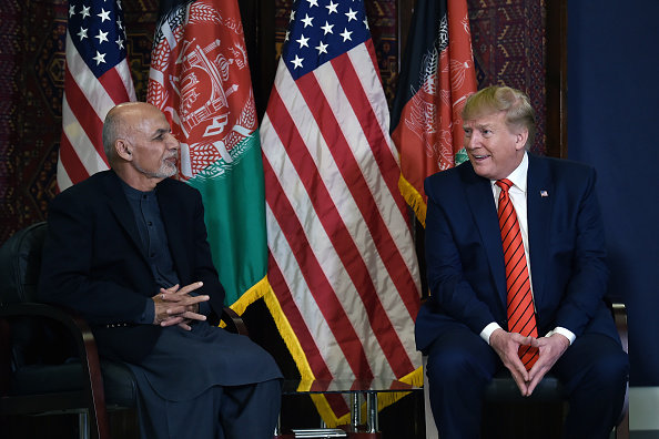 Le président américain Donald Trump tient une réunion bilatérale avec le président afghan Ashraf Ghani à l'aéroport de Bagram Air Field lors d'une visite surprise le jour de Thanksgiving le 28 novembre 2019 en Afghanistan. (Photo : OLIVIER DOULIERY/AFP via Getty Images)