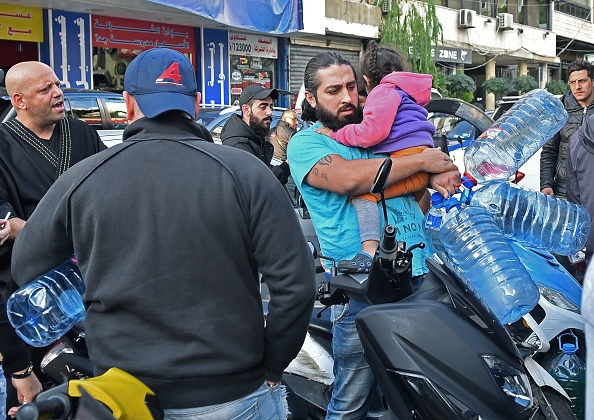 Les Libanais font la queue devant une station-service dans le quartier de Cola à Beyrouth, à la suite d'une grève ouverte organisée par le Syndicat des propriétaires de stations-service, le 29 novembre 2019. (Photo / AFP via Getty Images)