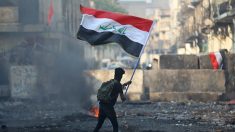 Les Irakiens restent dans la rue malgré l’engagement du Premier ministre à partir
