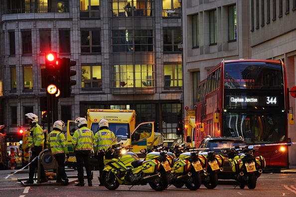 La police et des véhicules de secours se rassemblent à Leadenhall, près du London Bridge, dans le centre de Londres, le 29 novembre 2019, après que des coups de feu auraient été tirés sur le London Bridge. (Photo : DANIEL SORABJI/AFP via Getty Images)