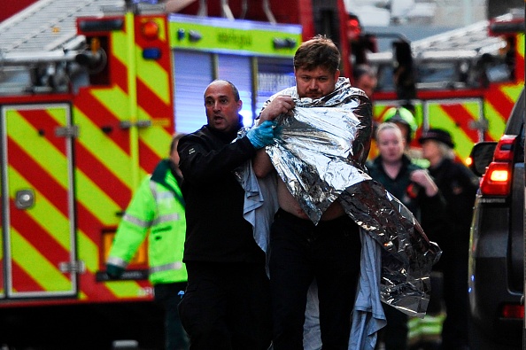 Attaque terroriste. La police vient en aide à un homme blessé près du London Bridge à Londres, le 29 novembre 2019. (Photo : DANIEL SORABJI/AFP via Getty Images)