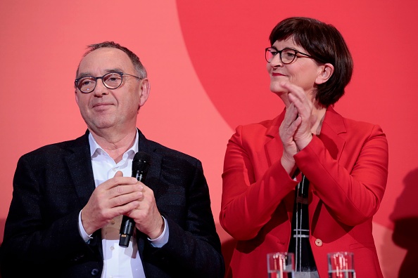 Les nouveaux co-dirigeants du Parti social-démocrate allemand (SPD) Saskia Esken (à droite) et Norbert Walter-Borjans (à gauche) applaudissent après les résultats du vote pour la direction du SPD à la Willy-Brandt Haus, siège du parti des sociaux-démocrates à Berlin, le 30 novembre 2019. (Photo : AXEL SCHMIDT/AFP via Getty Images)