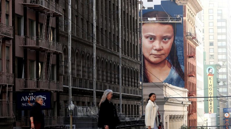 Une affiche murale de quatre étages de l'activiste suédoise Greta Thunberg, âgée de 16 ans, est en voie d'achèvement sur le côté d'un bâtiment près de Union Square à San Francisco, Californie, le 11 novembre 2019. (Justin Sullivan/Getty Images)