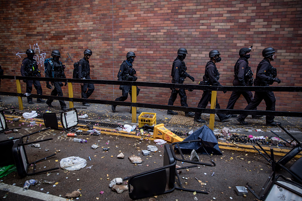 -Des membres du EOD (Bureau de destruction des munitions explosives) de Hong Kong fouillent le campus de l'Université polytechnique de Hong Kong le 28 novembre 2019 à Hong Kong, Chine. Photo par Chris McGrath / Getty Images.