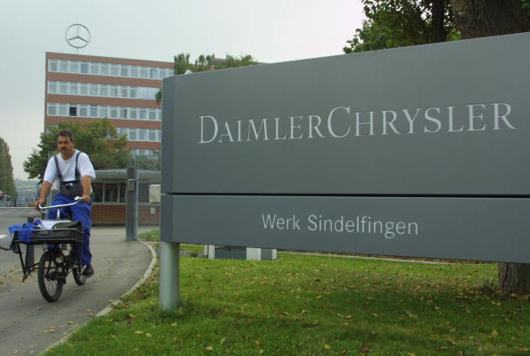 -Un travailleur sort de l'usine Mercedes-Benz à Sindelfingen, en Allemagne. DaimlerChrysler, la société mère de Mercedes, est parmi les plus grandes entreprises allemandes. Photo de Sean Gallup / Getty Images.