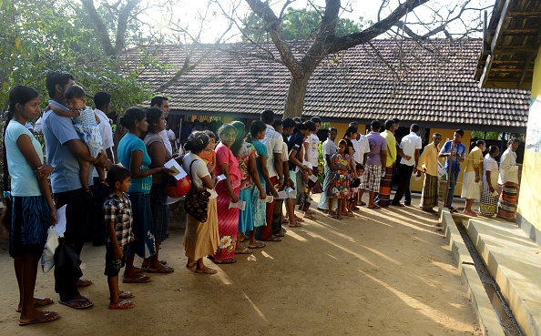 -Les électeurs sri-lankais font la queue pour voter lors d'un scrutin dans un bureau de vote de la ville de Tangalla, à environ 195 km de la capitale Colombo. Photo LAKRUWAN WANNIARACHCHI / AFP via Getty Images.