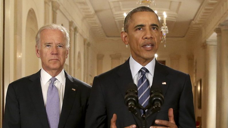 L'ancien président Barack Obama, debout avec l'ancien vice-président Joe Biden, parle de l'accord nucléaire iranien le 14 juillet 2015. (Andrew Harnik-Pool/Getty Images)