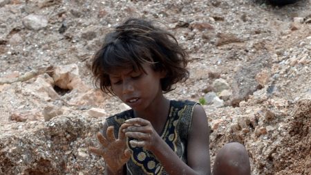 Madagascar : plus de 10 000 enfants employés pour extraire le mica utilisé dans l’électronique et l’automobile