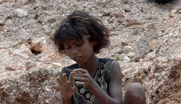 Plus de 10 000 enfants, les plus jeunes âgés d'à peine 5 ans, sont employés à Madagascar dans des mines de mica. (Photo : DIBYANGSHU SARKAR/AFP via Getty Images)