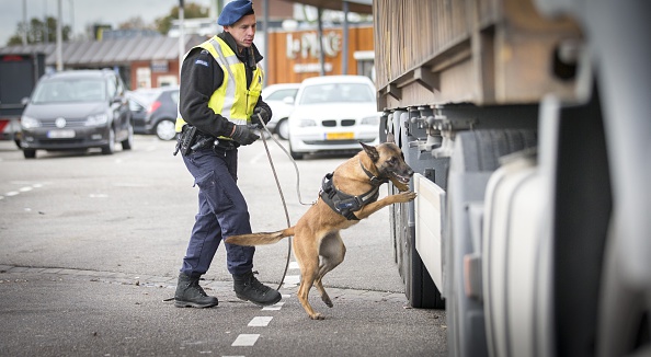 Contrôle d'un camion par un membre du personnel de la Mobile Surveillance Security (MTV) de la Royal Military Marechaussee à Hazeldonk, Pays-Bas,  (Photo : JERRY LAMPEN/AFP via Getty Images)