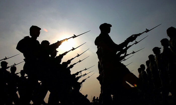 De nouveaux recrus chinois défilent lors d'un entraînement militaire à l'Université de Guangzhou, province chinoise du Guangdong, le 20 septembre 2005. (Chine Photos/Getty Images)