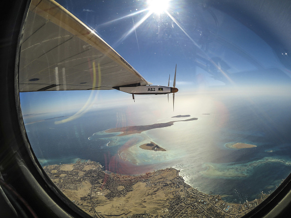 Les éjections de particules solaires "très énergétiques" sur la Terre peuvent également mener à une augmentation considérable des niveaux de rayonnement dans l'atmosphère, aux altitudes de croisière des avions. (Photo : Jean Revillard/Solar Impulse2 via Getty Images)
