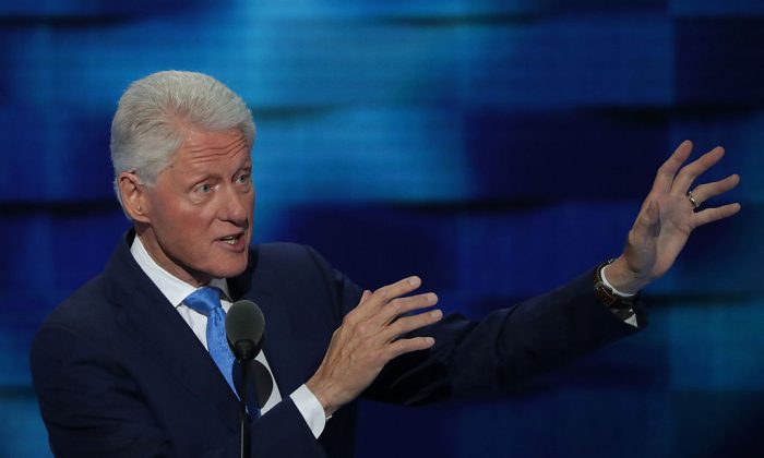 Philadelphie, Pennsylvanie - 26 juillet: L'ancien président américain Bill Clinton prononce un discours à l'occasion de la deuxième journée de la convention nationale démocrate organisée au Wells Fargo Center, le 26 juillet 2016 à Philadelphie, en Pennsylvanie. (Photo par Alex Wong / Getty Images)