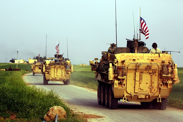 -Des forces américaines patrouille dans le village d'al-Qahtaniyah, dans le nord-est syrien, près de la frontière turque. Photo DELIL SOULEIMAN / AFP via Getty Images.