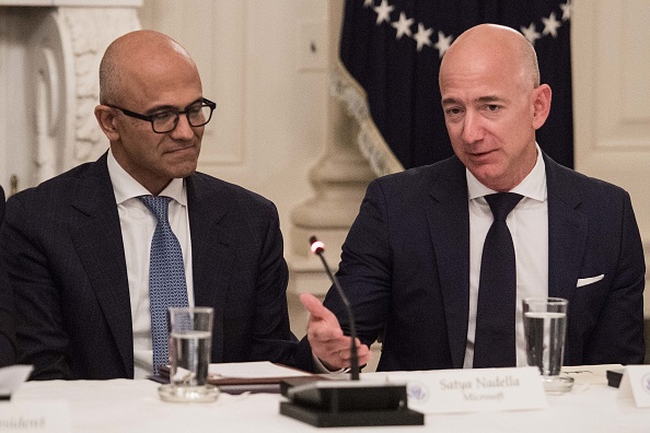 -Satya Nadella, PDG de Microsoft, écoute le PDG d’Amazon, Jeff Bezos, lors d’une table ronde tenue par le Conseil américain de la technologie à la Maison Blanche à Washington, le 19 juin 2017. Photo NICHOLAS KAMM Getty Images.