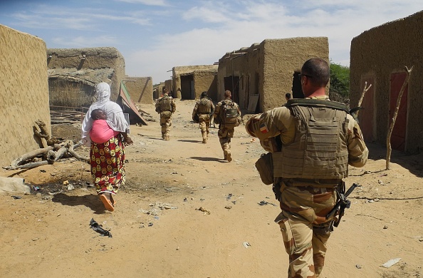 Les soldats de la mission Barkhane de la France au Mali en tant que force antijihadiste conjointe reliant les pays du Sahel.  (Photo : DAPHNE BENOIT/AFP via Getty Images)
